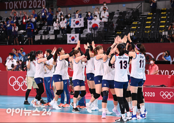 8일 오전 일본 도쿄 아리아케 아레나에서 '2020 도쿄올림픽' 여자 배구 동메달 결정전 대한민국과 세르비아의 경기가 펼쳐졌다. 한국 여자 배구대표팀이 세트스코어 0-3으로 패배한 후 하이파이브를 하고 있다.