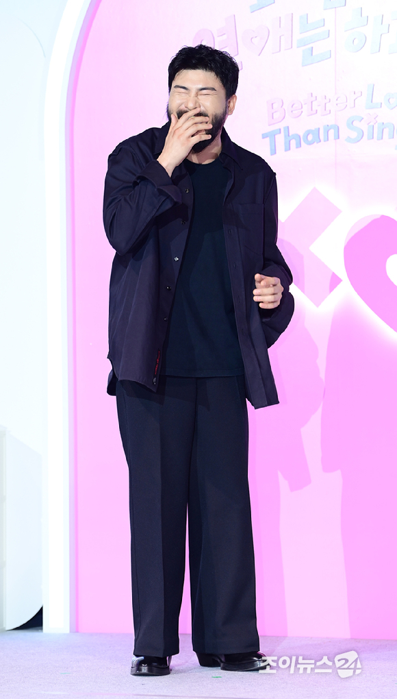 가수 카더가든이 3일 오전 서울 용산구 CGV 용산아이파크몰에서 열린 넷플릭스 새 연애 리얼리티 예능 '모태솔로지만 연애는 하고 싶어' 제작발표회에 참석하고 있다. [사진=정소희 기자]