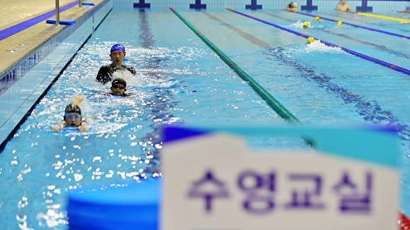 완산수영장에서 생존수영교실이 운영되고 있다. [사진=전주시설공단 ]