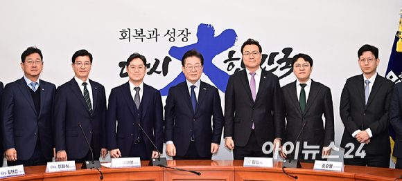 이재명 더불어민주당 대표가 10일 오후 서울 여의도 국회에서 김정욱 신임 대한변호사협회장 당선인을 접견, 기념촬영을 하고 있다. [사진=곽영래 기자]