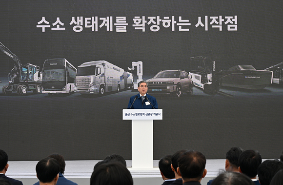 30일 현대차 울산 수소연료전지 신공장 기공식에 참석한 주요 인사들이 연단에 올라 터치버튼 세리머니를 진행하고 있다. [사진=현대자동차]