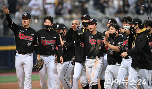 18일 서울 고척스카이돔에서 '2021 신한은행 SOL KBO리그' KT 위즈와 두산 베어스의 한국시리즈 4차전이 진행됐다. KT 선수들이 한국시리즈 우승을 차지한 후 기뻐하고 있다. [사진=김성진 기자]