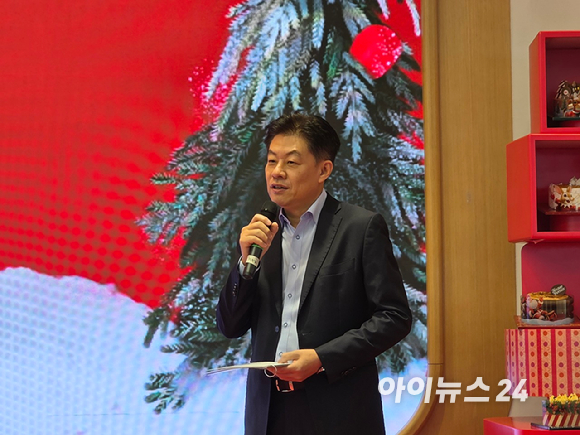 배스킨라빈스가 24일 공개한 2025 크리스마스 케이크. [사진=구서윤 기자]