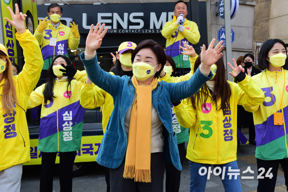 심상정 정의당 대선 후보가 8일 서울 성북구 안암역 인근에서 유세를 열고 지지를 호소하고 있다. [사진=국회사진취재단]