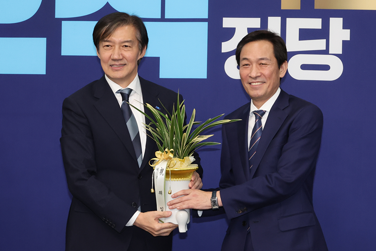 우상호 대통령실 정무수석이 25일 서울 여의도 국회에서 조국혁신당 조국 신임 대표를 예방해 이재명 대통령의 축하난을 전달하고 있다. 2025.11.25 [사진=연합뉴스]