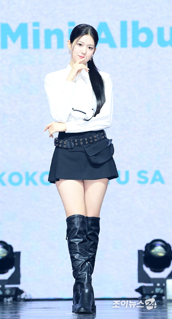 그룹 이즈나 윤지윤이 25일 오후 서울 광진구 광장동 예스24라이브홀에서 열린 izna(이즈나) 미니 1집 'N/a' 발매 기념 데뷔 쇼케이스에 참석해 포토타임을 갖고 있다. [사진=정소희 기자]