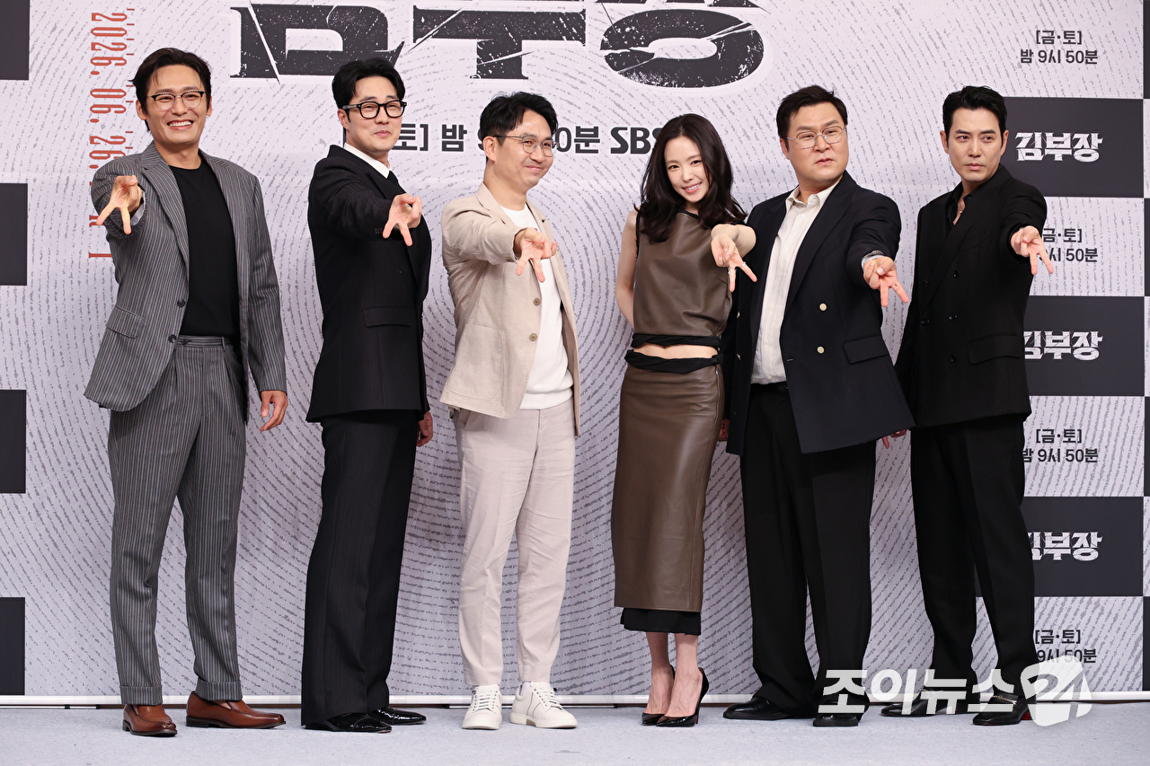 배우 최대훈, 소지섭, 손나은, 윤경호, 주상욱이 25일 오후 서울 양천구 목동 SBS에서 진행된 SBS 새 금토드라마 '김부장' 제작발표회에 참석해 포즈를 취하고 있다. [사진=문수지 기자]