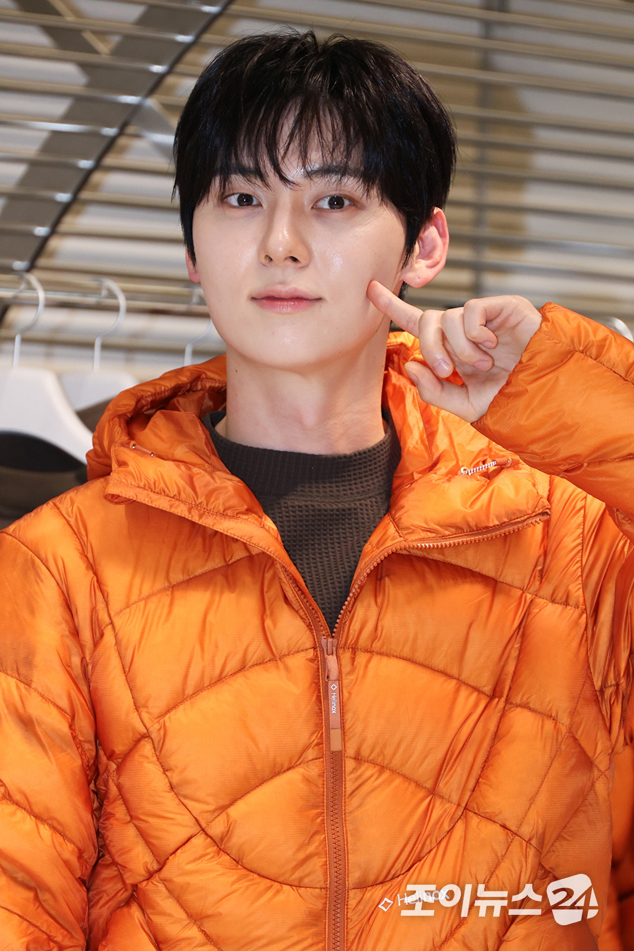 배우 황민현이 10일 오후 서울 강남구 신사동에서 진행된 헬리녹스 웨어 서울 플래그십 스토어 오픈 기념 포토콜에 참석해 포즈를 취하고 있다. [사진=문수지 기자]
