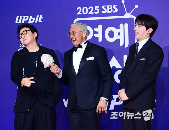 '한탕 프로젝트-마이턴' 탁재훈-추성훈이 30일 오후 서울 마포구 상암동 SBS 프리즘타워에서 열린&nbsp;2025 SBS 연예대상&nbsp;레드카펫 행사에 참석하고 있다. [사진=정소희 기자]