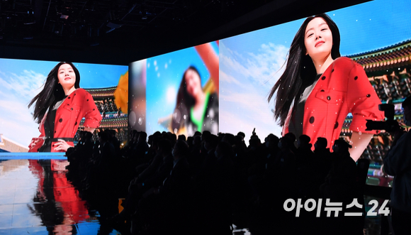 30일 오후 서울 강남구 삼성동 섬유센터에서 열린 '2022 메타패션 쇼케이스 행사'에서 작품들이 전시되고 있다. [사진=김성진 기자]