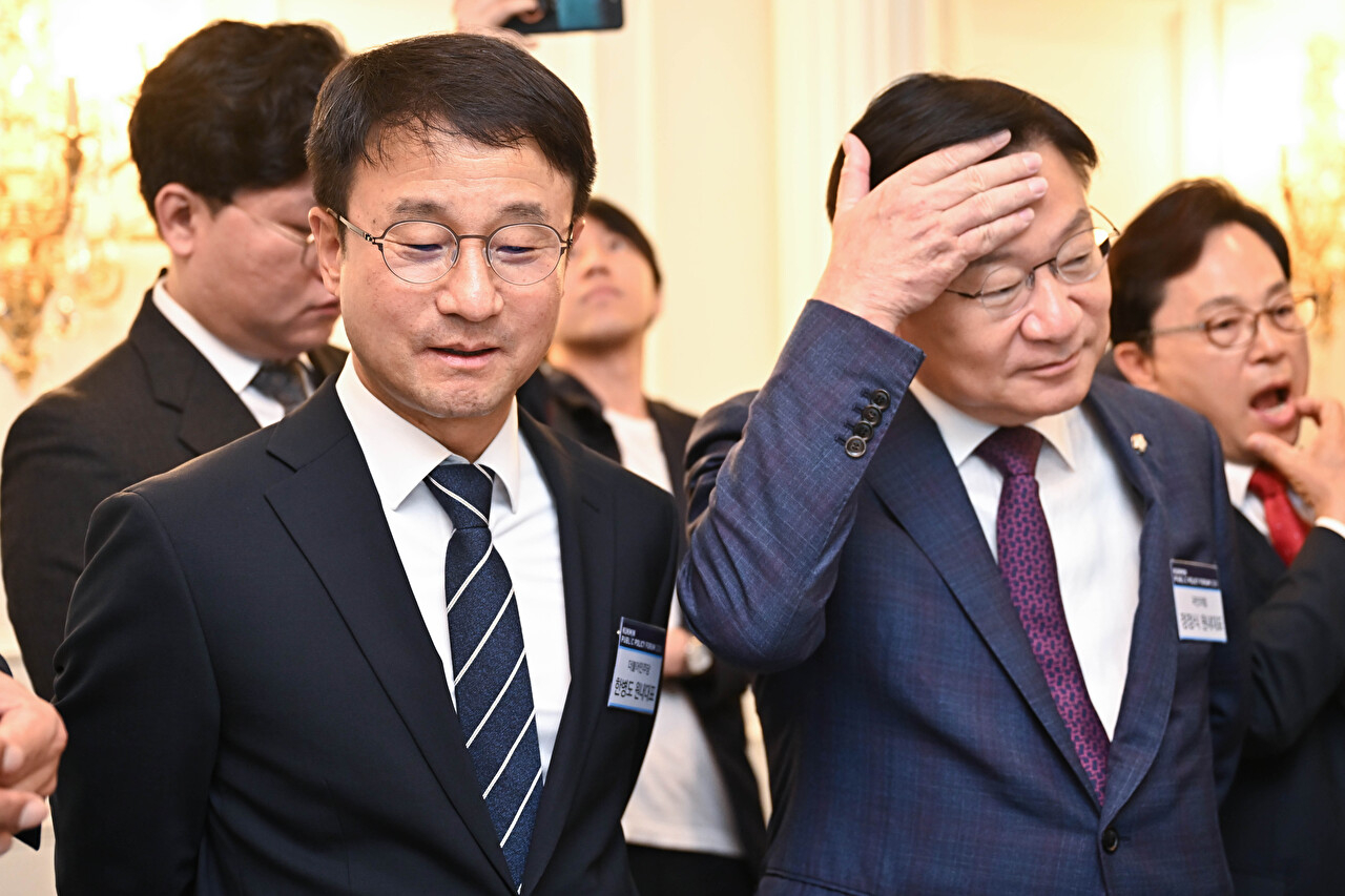 민주당 한병도 원내대표와 국민의힘 정점식 원내대표가 16일 서울 영등포구 여의도 CCMM빌딩에서 열린 2026 국민공공정책포럼에 참석해 있다. [사진=연합뉴스]