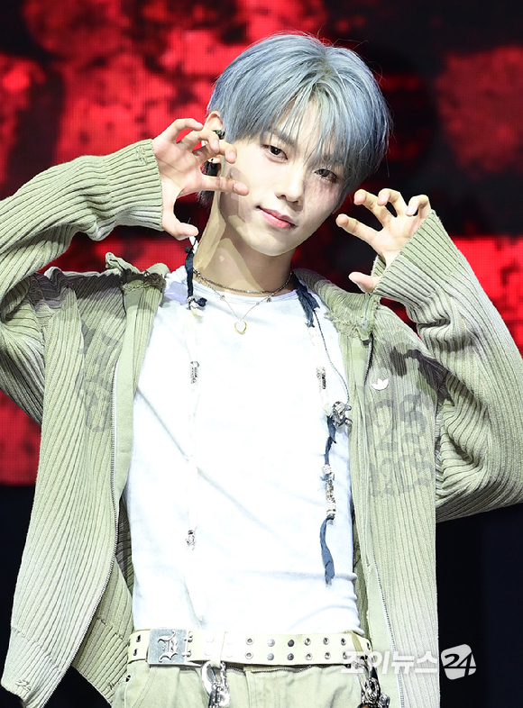 그룹 이븐 이정현이 20일 서울 영등포구 명화아트홀에서 열린 이븐(EVNNE) 첫 싱글 '뱉어 (Backtalk)' 컴백 쇼케이스에 참석하고 있다. [사진=정소희 기자]