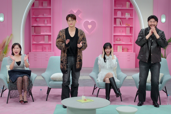 황슬우 장호기 김예슬 김학민 김재원 정종연 이소민 김노은 PD가 2일 열린 '넷플릭스 예능 페스티벌'에서 포즈를 취하고 있다. [사진=넷플릭스 코리아]