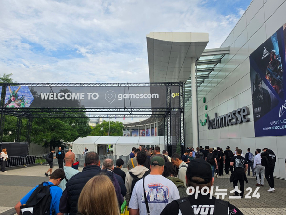 26일(현지시간) 독일 쾰른메세에서 개막한 '게임스컴 2026' 행사장에 관락객들이 입장하고 있다. [사진=곽민구 기자]
