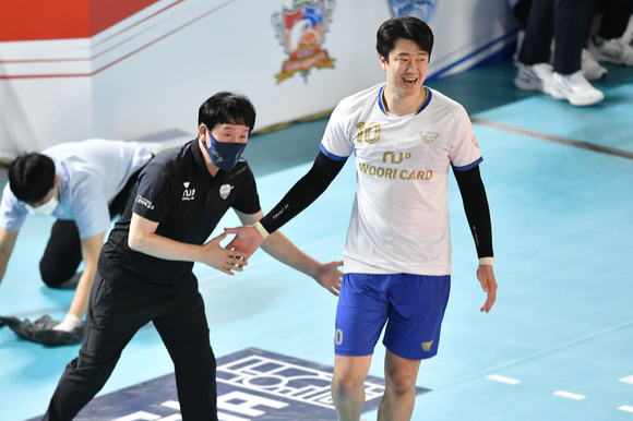 우리카드 최석기와 나경복이 18일 열린 삼성화재와 원정 경기 도중 상대 주포 이크바이리가 시도한 스파이크를 블로킹으로 잡아내고 있다. [사진=한국배구연맹(KOVO)]