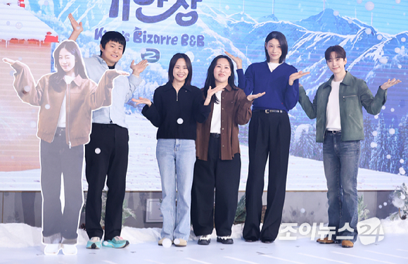 만화가 기안84, 전 배구선수 김연경, 배우 이준호가 22일 오전 서울 마포구 호텔 나루 서울 엠갤러리에서 진행된 넷플릭스 예능 '대환장 기안장 시즌2' 제작발표회에 참석해 포즈를 취하고 있다. [사진=문수지 기자]