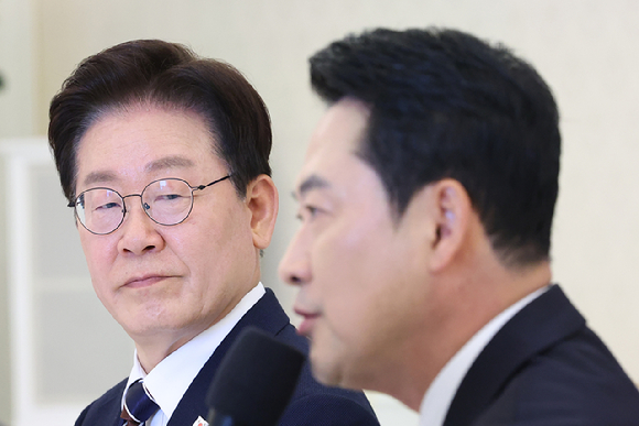 이재명 대통령이 7일 청와대에서 열린 여야정 민생경제 협의체 회담에서 국민의힘 장동혁 대표의 발언을 듣고 있다. 2026.4.7 [사진=연합뉴스]