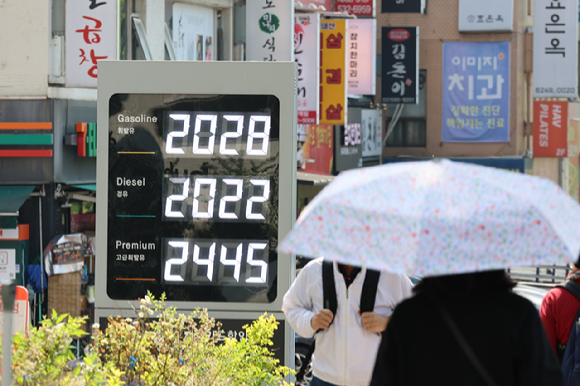 서울 종로구 통인시장에 서울페이와 온누리상품권 등 안내문이 붙어있다. [사진=연합뉴스]