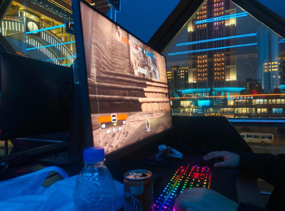 평양 화성지구에 새로 문을 연 '컴퓨터 오락관(PC방)'에서 북한 청년들이 해외 게임사에서 제작한 1인칭 슈팅(FPS) 게임을 즐기는 장면이 온라인에서 공유되고 있다. [사진=X 갈무리 ]