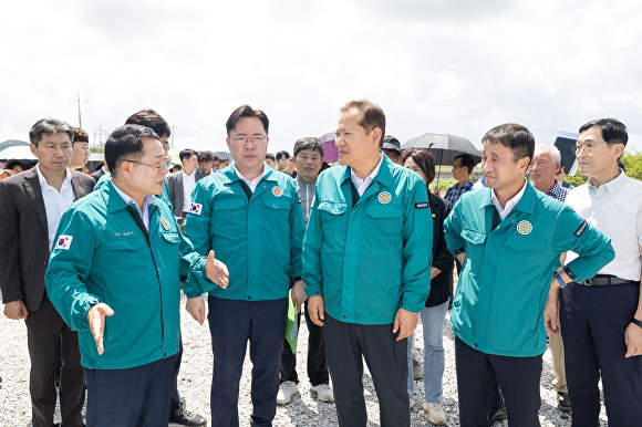 이상민 행안부 장관이 익산지역 호우피해 상황을 둘러보고 있다. [사진=익산시 ]