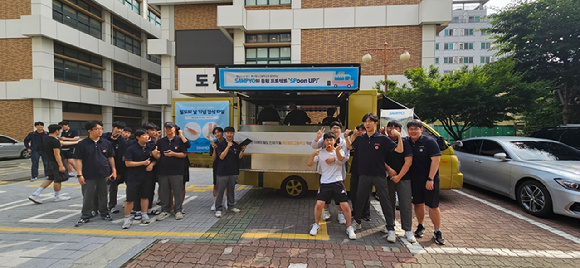 삼표그룹이 철도의 날 맞이해 용산철도고등학교에 간식차를 지원하고 ﻿미래 철도 인재를 격려한다. [사진=삼표그룹]