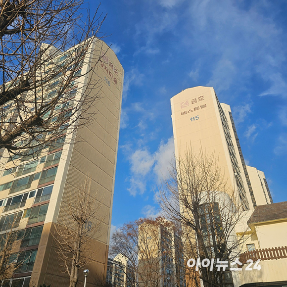 1기 신도시 분당신도시 양지마을 금호1단지 아파트 내 일부 세대에 걸려 있는 현수막. 2025.12.19 [사진=이효정 기자 ]