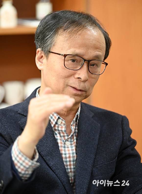 김용석 가천대 반도체대학 석좌교수가 9일 경기 성남시 가천대학교에서 아이뉴스24와 인터뷰를 하고 있다.[사진=곽영래 기자]