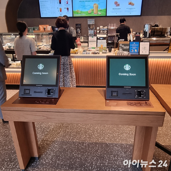 교촌 치킨 조리 로봇. [사진=교촌치킨]