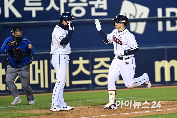 1일 오후 서울 잠실야구장에서 '2021 신한은행 SOL KBO리그' 키움 히어로즈와 두산 베어스의 와일드카드 결정전 1차전이 진행됐다. 두산 김재환이 8회말 2사 2루 동점 2점 홈런을 날린 후 김주찬 코치와 하이파이브를 하고 있다.