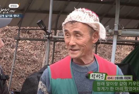 방송인 이승윤이 25일 오후 서울 여의도 KBS에서 열린 '2021 KBS 연예대상'에서 우수상을 수상한 후 수상소감을 전하고 있다. [사진=KBS]