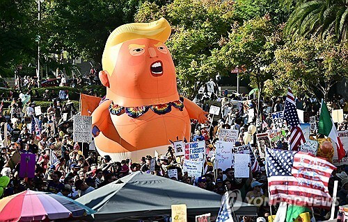 왕관 쓰고 '킹 트럼프' 문구 새겨진 전폭기 탄 트럼프 밈 영상. [사진=도널드 트럼프 트루스소셜 계정 게시물 캡처]