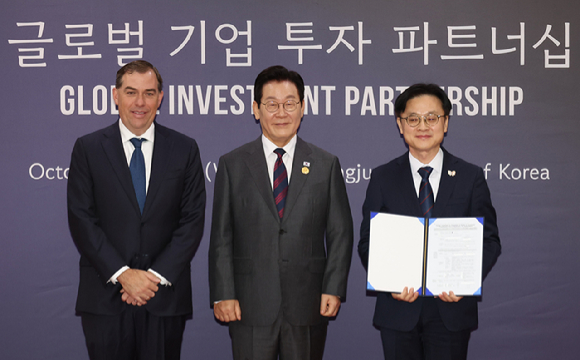 이재명 대통령(가운데)이 29일 경북 경주예술의전당에서 열린 투자협약식에서 맷 가먼 아마존웹서비스(AWS) CEO(맨 왼쪽), 김정관 산업부 장관과 기념촬영하고 있다. [사진=연합뉴스]