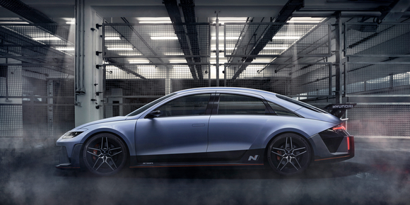 현대자동차는 고성능 N브랜드 전동화 전략의 일환으로 콘셉트카 2대를 최초 공개했다. 사진은 'RN22e', 'N Vision 74'. [사진=현대자동차]