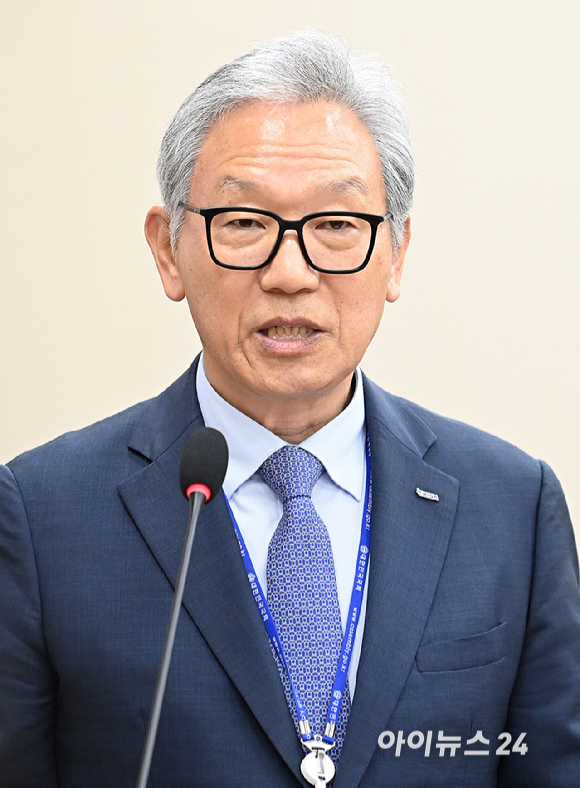 이상중 한국인터넷진흥원 원장이 15일 여의도 국회에서 열린 과학기술정보방송통신위원회의 정보통신산업진흥원 등에 대한 국정감사에 출석해 인사말하고 있다. [사진=곽영래 기자]