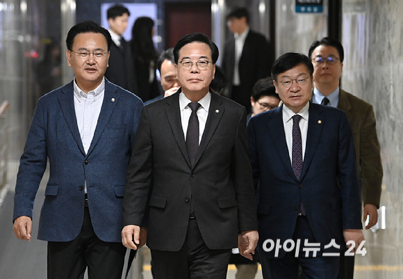 송언석 국민의힘 원내대표가 6일 서울 여의도 국회에서 열린 원내대책회의에 참석하고 있다. [사진=곽영래 기자]