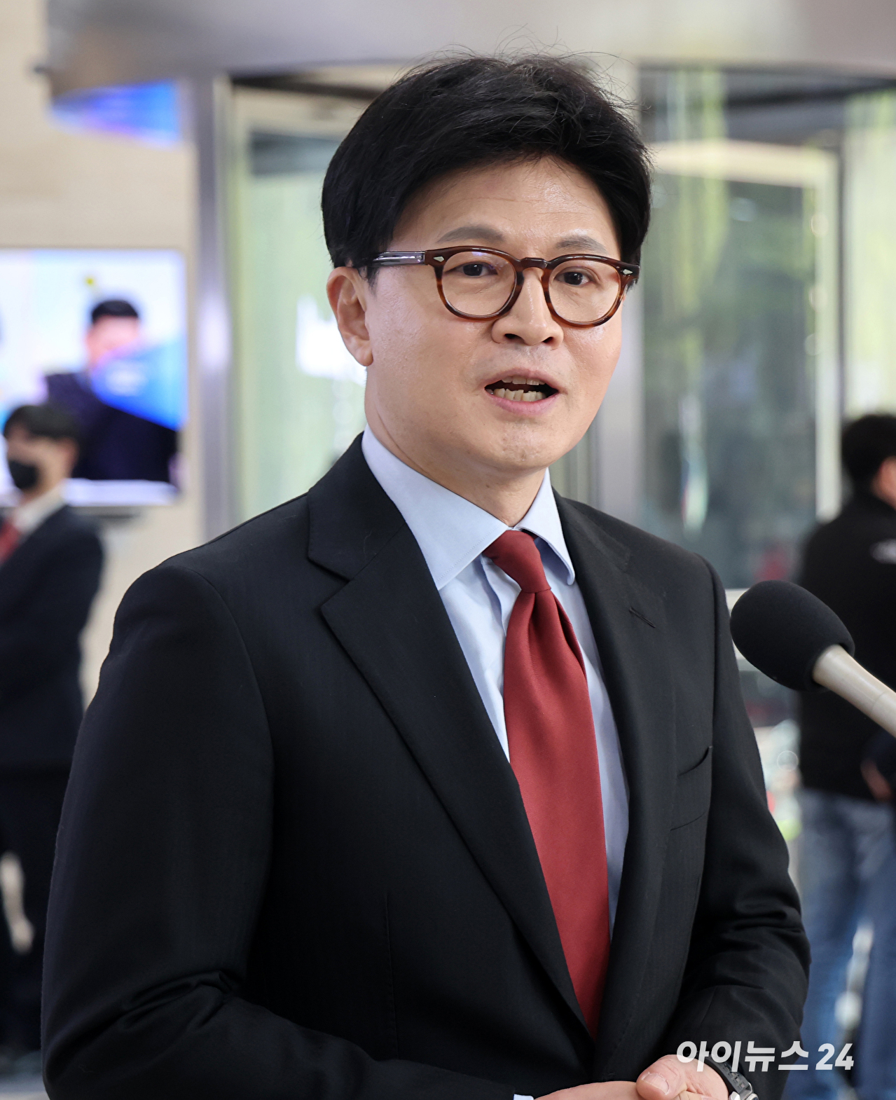 한동훈 전 국민의힘 대표가 대선후보 2차 경선 진출을 확정지은 뒤인 지난 4월 25일 오후, 종로 동아미디어센터 1층 로비에서 2차 경선에 앞서 사전 인터뷰를 하고 있다. [사진=국회사진취재단]
