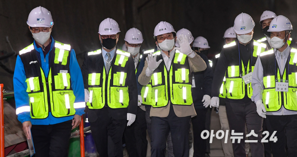 원희룡 제20대대통령직인수위원회 기획위원장이 21일 오전 서울 성동구 광역급행철도(GTX) A노선 6공구 건설현장을 살펴보고 있다. [사진=인수위사진기자단]