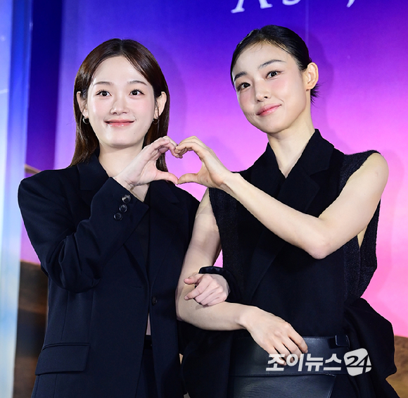 배우 이유미와 전소니가 5일 오전 서울 용산구 CGV용산아이파크몰에서 열린 넷플릭스 시리즈 '당신이 죽였다' 제작발표회에 참석하고 있다. [사진=정소희 기자]