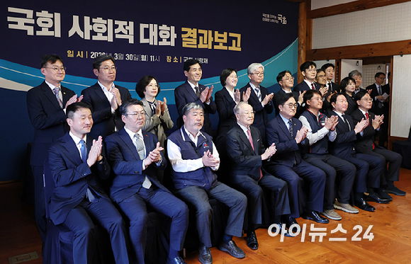 우원식 국회의장(가운데)이 30일 오전 서울 여의도 국회 사랑재에서 열린 국회 사회적대화 결과보고 개회식에서 기념촬영을 하고 있다. 이날 행사에는 한병도 더불어민주당 원내대표, 송언석 국민의힘 원내대표, 최태원 대한상공회의소 회장, 손경식 한국경영자총협회 회장, 김동명 한국노총위원장, 양경수 민주노총 위원장 등이 참석했다. [사진=곽영래 기자]