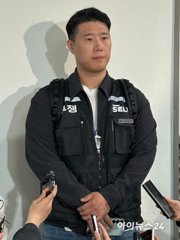삼성전자 최대 노조인 초기업노동조합 삼성전자지부(이하 초기업노조) 최승호 위원장이 13일 오전 2시 53분께 세종시 정부세종청사 중앙노동위원회에서 열린 2차 사후조정회의가 끝난 뒤 취재진과 만나 이야기하고 있다. [사진=권서아 기자]