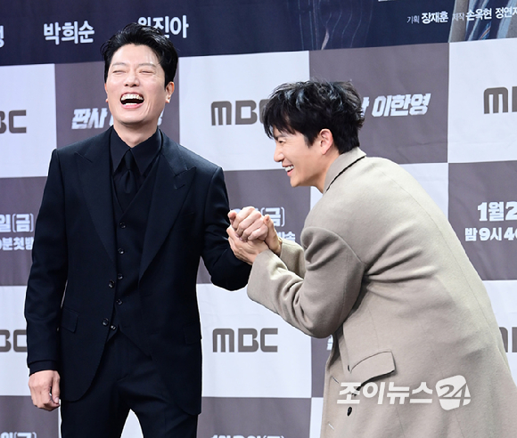 배우 박희순과 지성이 2일 오후 서울 마포구 상암동 MBC 골든마우스홀에서 열린 MBC 새 금토드라마 '판사 이한영' 제작발표회에 참석하고 있다. [사진=정소희 기자]