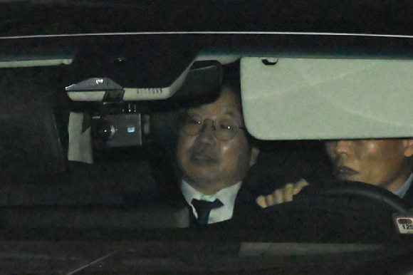 사의를 표명한 노만석 검찰총장 직무대행이 12일 서울 서초구 대검찰청에서 퇴근하고 있다. 2025.11.12 [공동취재] [사진=연합뉴스]