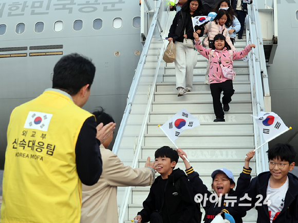 중동 전쟁 확대로 레바논에 체류 중이던 우리 국민 204명과 외국 국적 가족 5명 및 우방국(일본) 국민 2명 등 총 211명이 대한민국 군 수송기(KC-330)를 타고 15일 오후 성남공항에 도착하고 있다. 2026. 03.15. [사진=사진공동취재단]