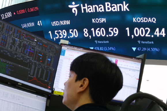 5일 서울 중구 하나은행 딜링룸 현황판에 코스피 등이 표시되고 있다. 이날 코스피는 전 거래일 대비 478.82포인트(5.54%) 내린 8,160.59에, 코스닥은 47.29포인트(4.50%) 내린 1,002.44에 장을 마감했다. 2026.6.5 [사진=연합뉴스]