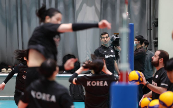 페르난도 모랄레스 여자배구 국가대표팀 신임 감독이 1일 중앙여자고등학교 체육관에서 열린 공개 훈련을 지켜보고 있다. [사진=뉴시스]