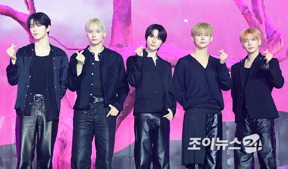 그룹 투모로우바이투게더가 13일 오후 서울시 성북구 안암동 고려대학교 화정체육관에서 열린 투모로우바이투게더(TOMORROW X TOGETHER, TXT) 미니 8집 '7TH YEAR: 가시덤불에 잠시 바람이 멈췄을 때' 발매 기념 쇼케이스에 참석하고 있다. [사진=정소희 기자]