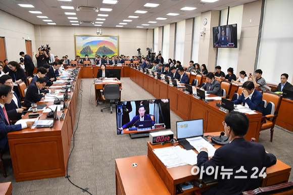 유동수 정무위원장이 29일 서울 여의도 국회에서 열린 정무위원회 전체회의를 주재하고 있다. [사진=곽영래 기자]