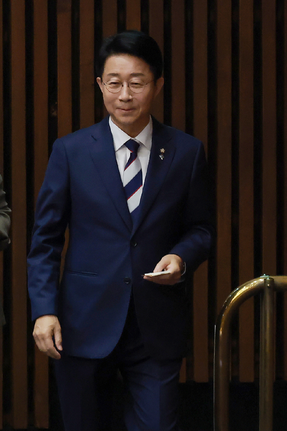 22대 국회 후반기 국회의장 후보인 더불어민주당 조정식 의원이 5일 국회에서 22대 국회 후반기 의장단을 선출하기 위해 열린 본회의에 참석해 국회의장 선거를 하고 있다. 2026.6.5 [사진=연합뉴스]