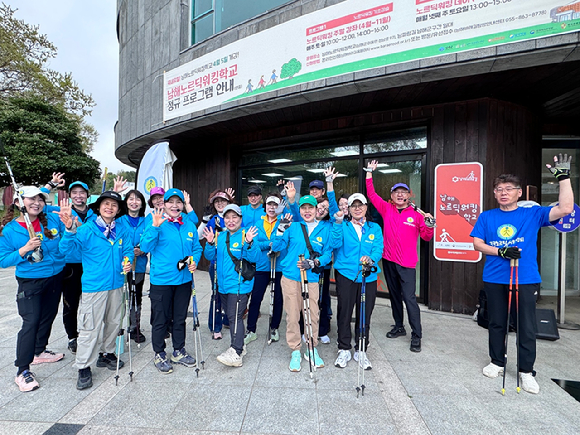 박상신 한국노르딕워킹협회 협회장과 1급 노르딕워킹 지도자 양성과정 워크숍 참석자들이 함께 기념사진을 촬영하고 있다. [사진= 한국노르딕워킹협회]