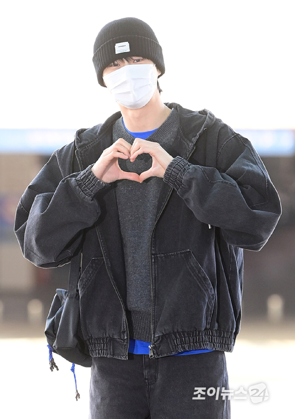 배우 변우석이 9일 오후 패션 브랜드 아더에러 베이징 스페이스 오픈 기념 행사 참석을 위해 인천국제공항을 통해 출국하고 있다. [사진=정소희 기자]